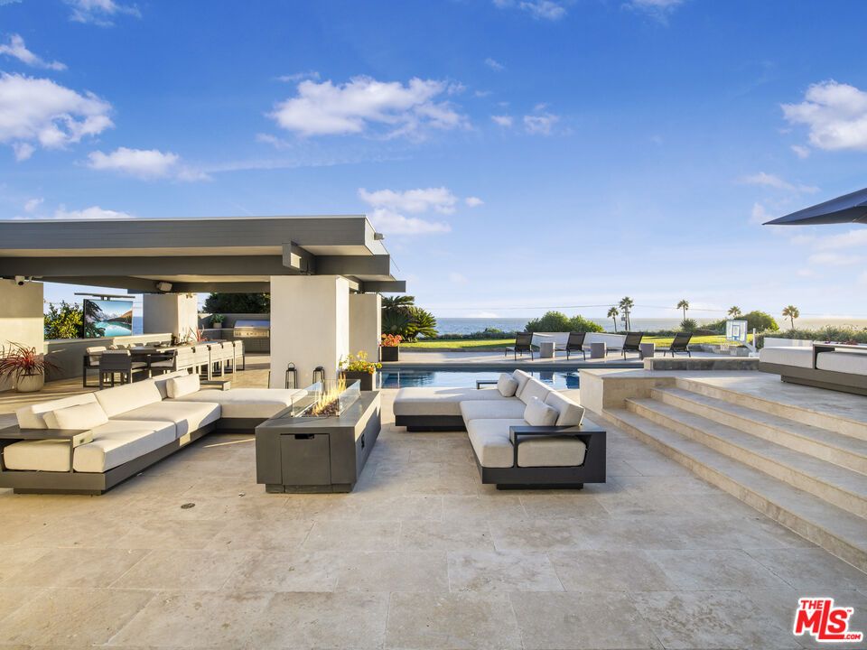 Exterior, Outdoor Kitchen, Pool, Water