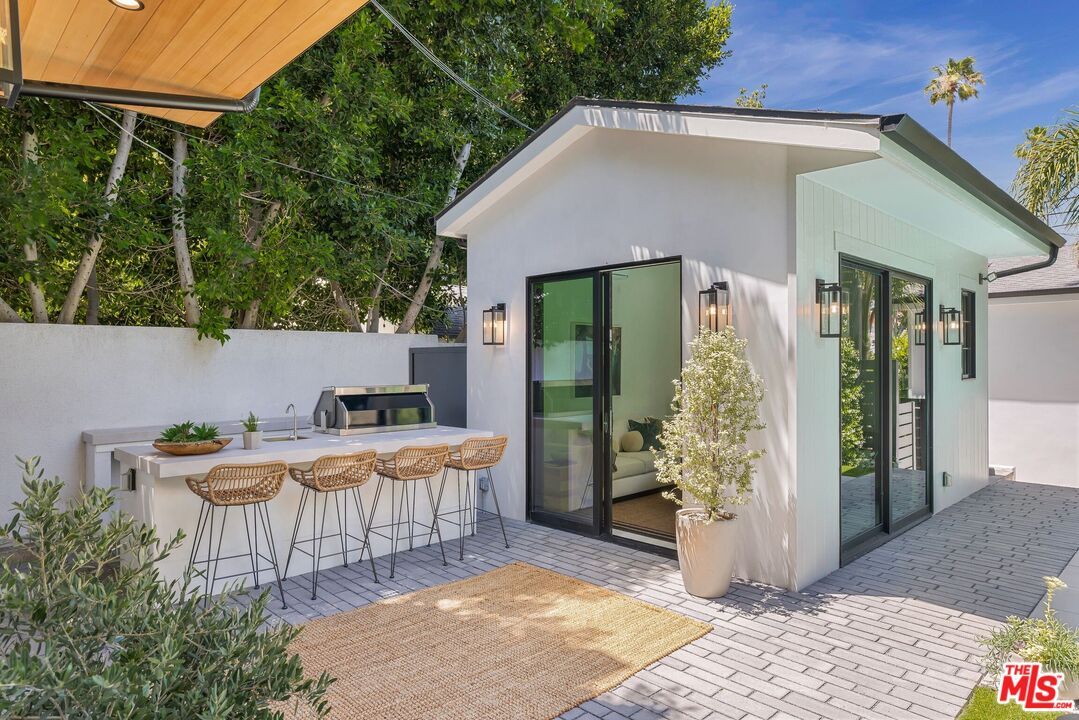 Exterior, Outdoor Kitchen