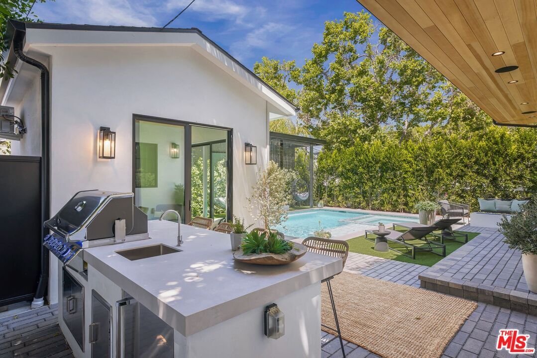 Exterior, Outdoor Kitchen, Pool