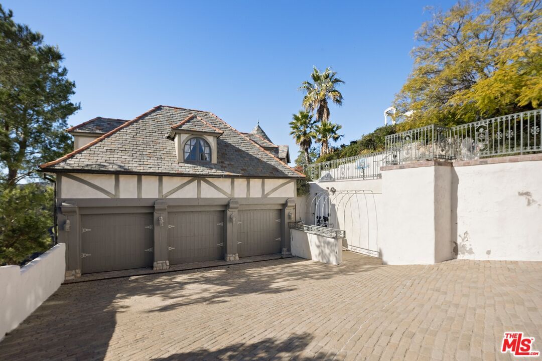 Exterior, Outdoor Kitchen