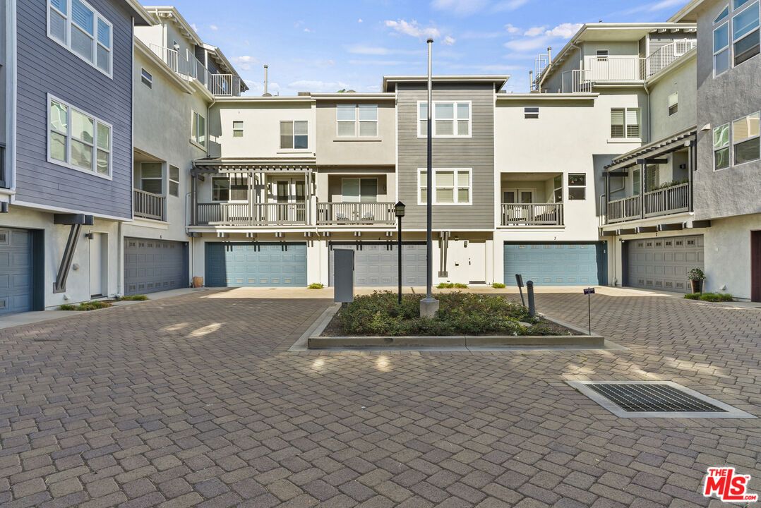 Attached, Exterior, Facade, Rowhouse