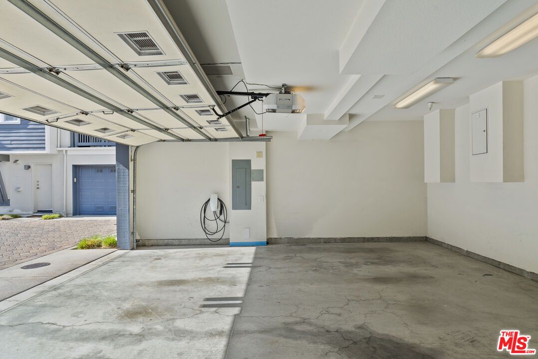 Garage, Interior