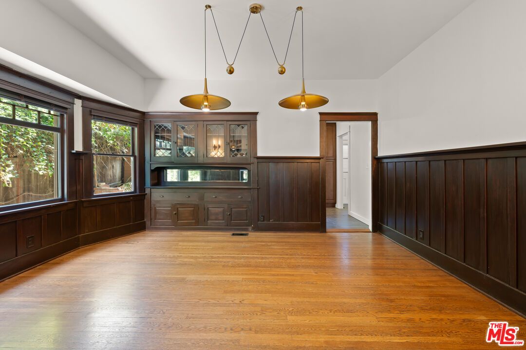 Interior, Pendant Lights, Wood Texture Flooring
