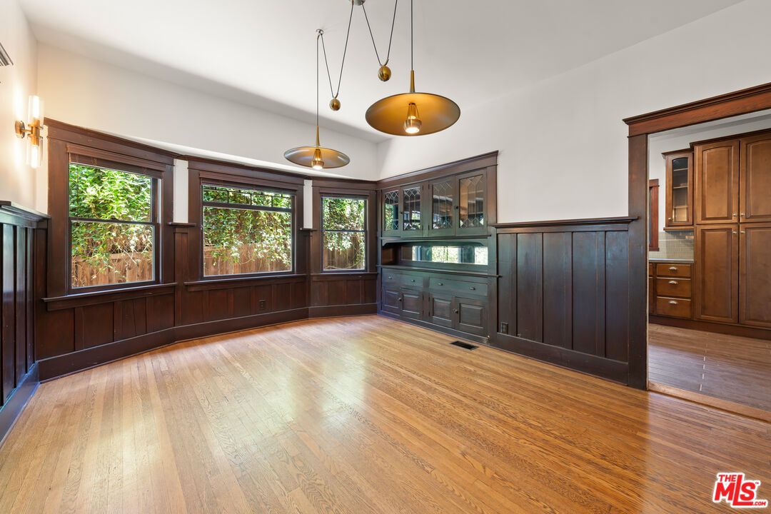 Interior, Pendant Lights, Wood Texture Flooring