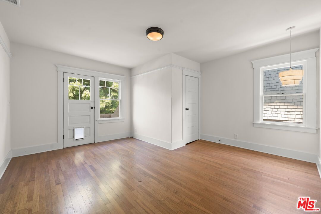 Empty room, Interior, Pendant Lights, Wood Texture Flooring