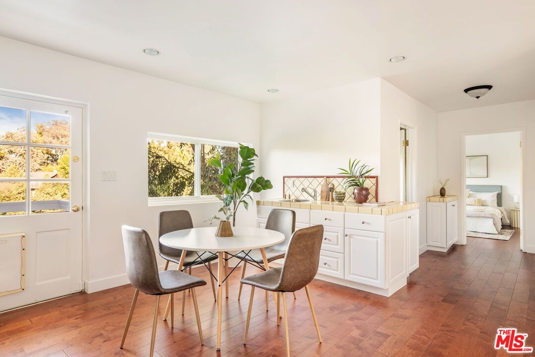 Bedroom, Dining room, Interior, Recessed Lighting, Wood Texture Flooring