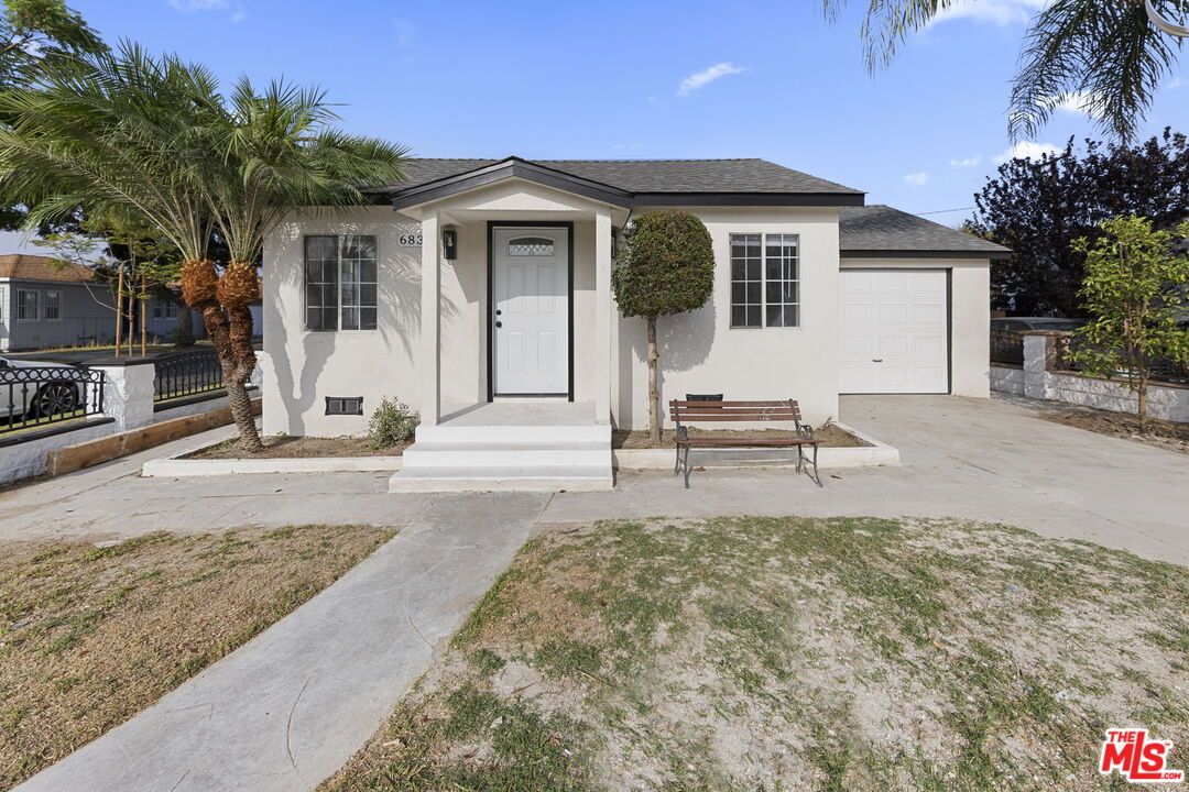 Attached, Exterior, Facade, Ranch