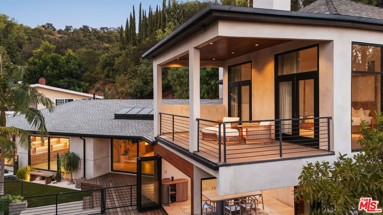 Exterior, Facade, Modern