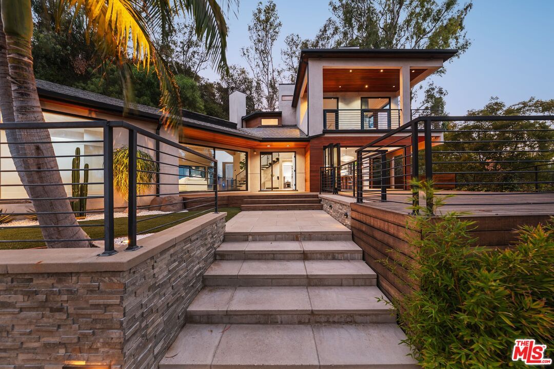 Exterior, Facade, Modern
