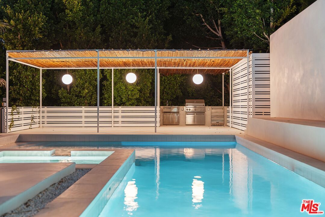 Exterior, Outdoor Kitchen, Pool
