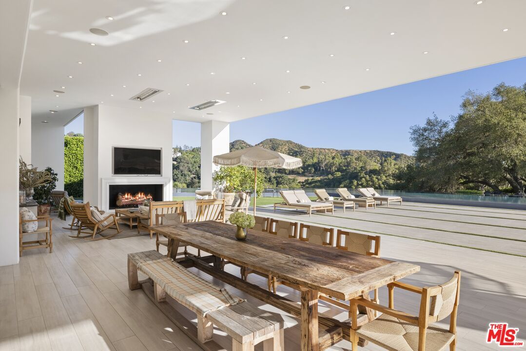 Exterior, Fireplace, Recessed Lighting