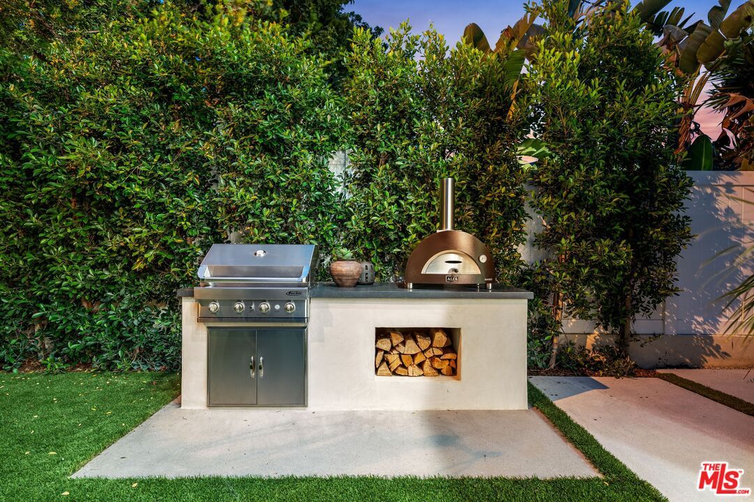 Exterior, Outdoor Kitchen