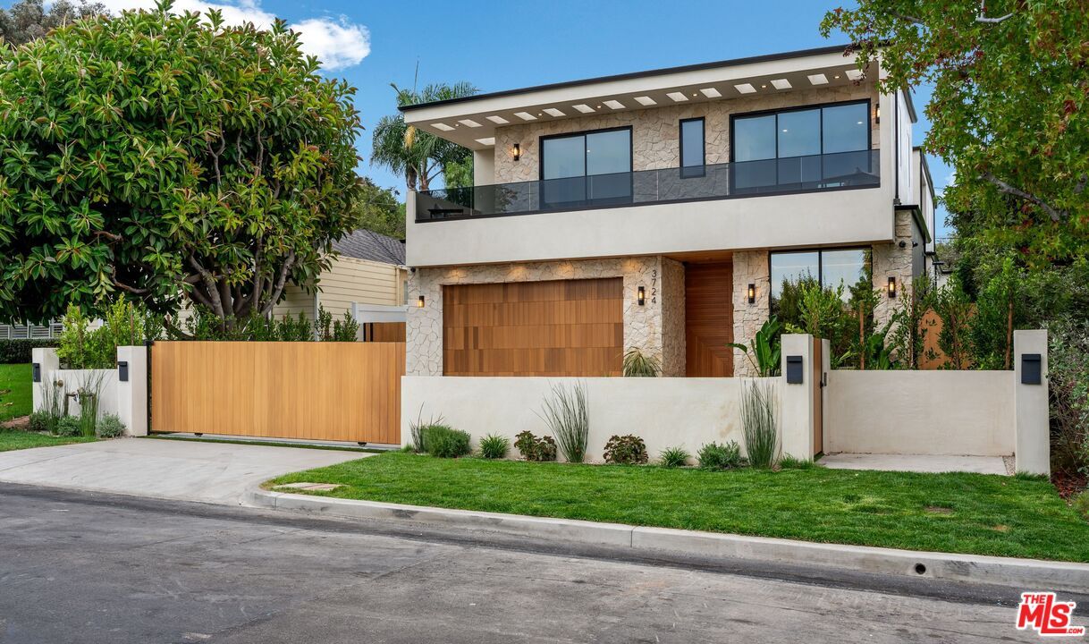 Attached, Exterior, Facade, Modern