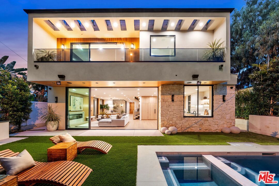 Backyard, Exterior, Facade, Pool, Modern