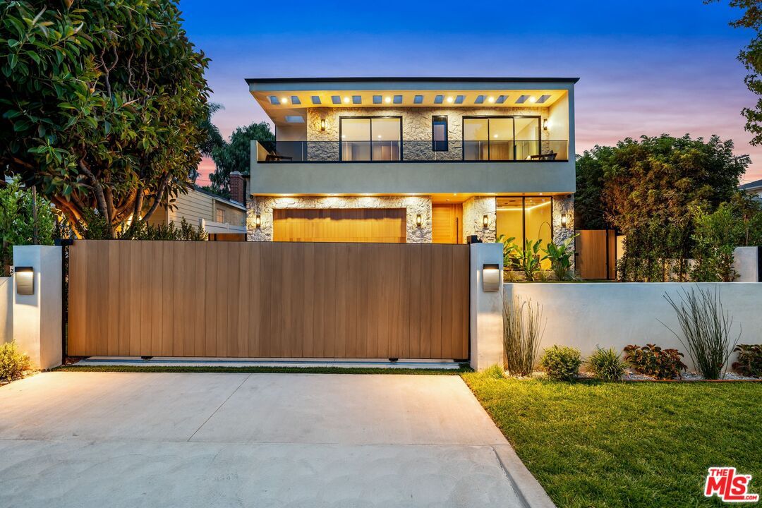 Exterior, Facade, Modern
