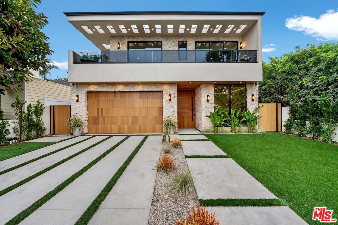 Attached, Backyard, Exterior, Facade, Modern
