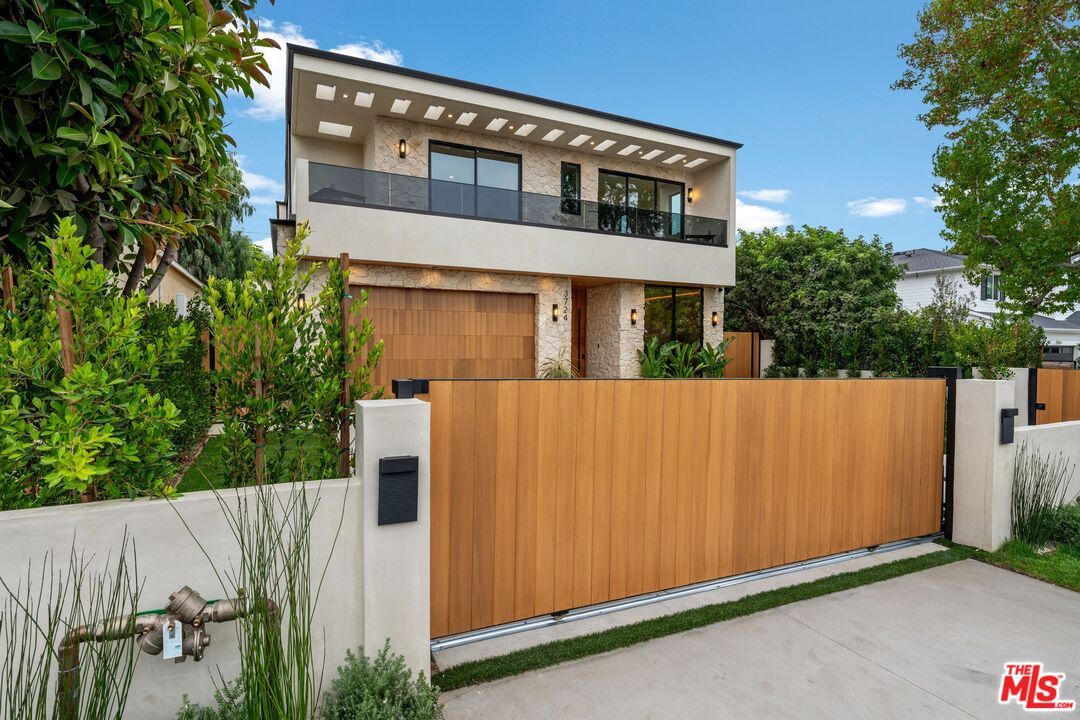 Exterior, Facade, Modern