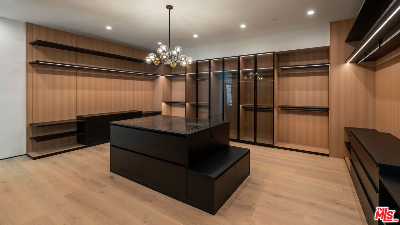 Interior, Pendant Lights, Recessed Lighting, Walk-in Closets, Wood Texture Flooring