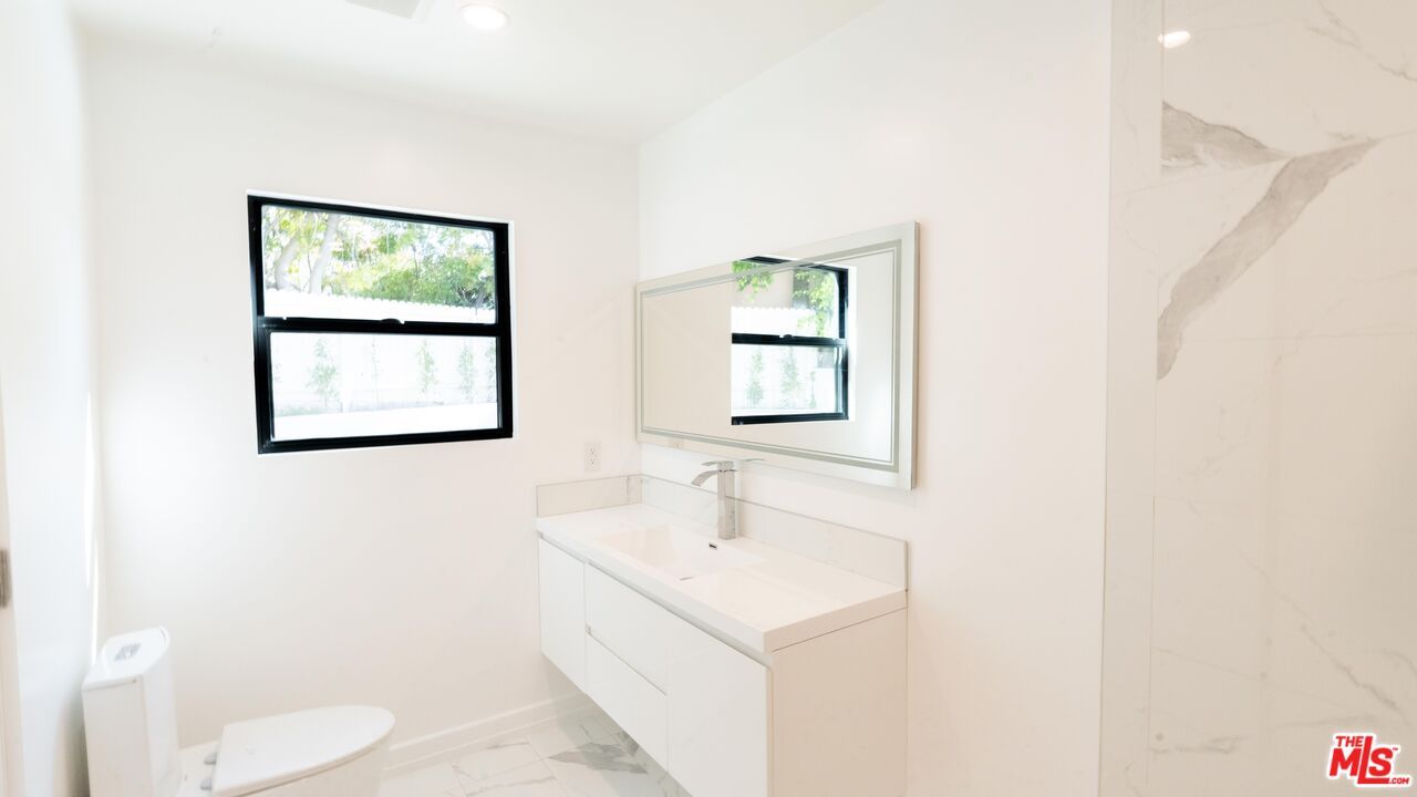 Bathroom, Interior, Marble, Marble Walls, Recessed Lighting