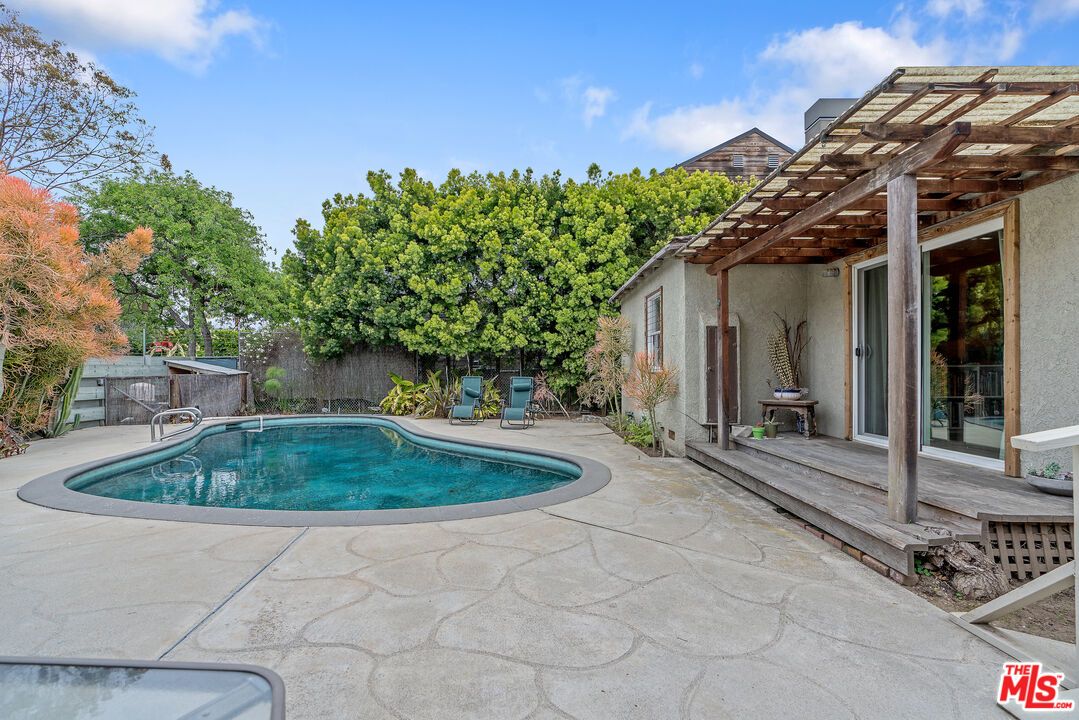 Exterior, Pool