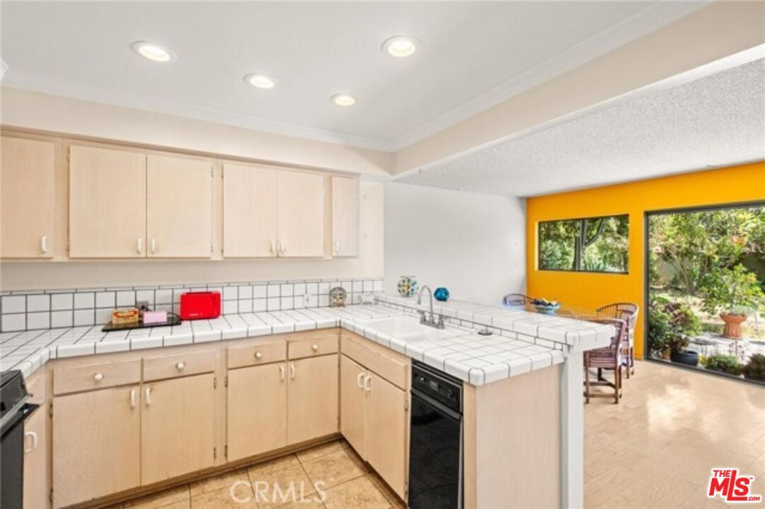 Dining room, Interior, Kitchen, Recessed Lighting, Tile Countertops
