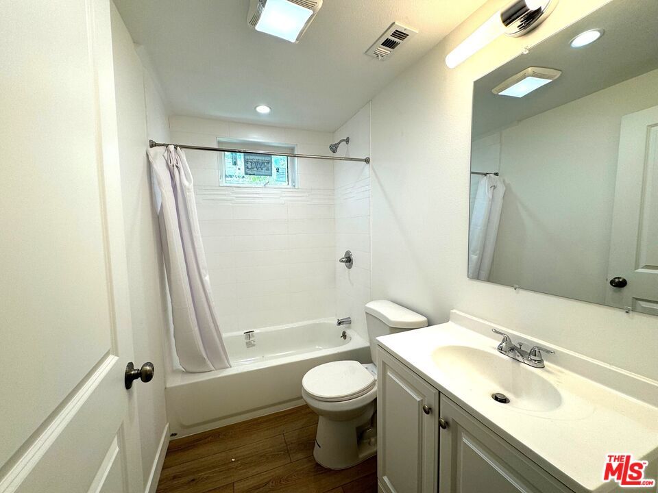 Bathroom, Interior, Recessed Lighting, Wood Texture Flooring