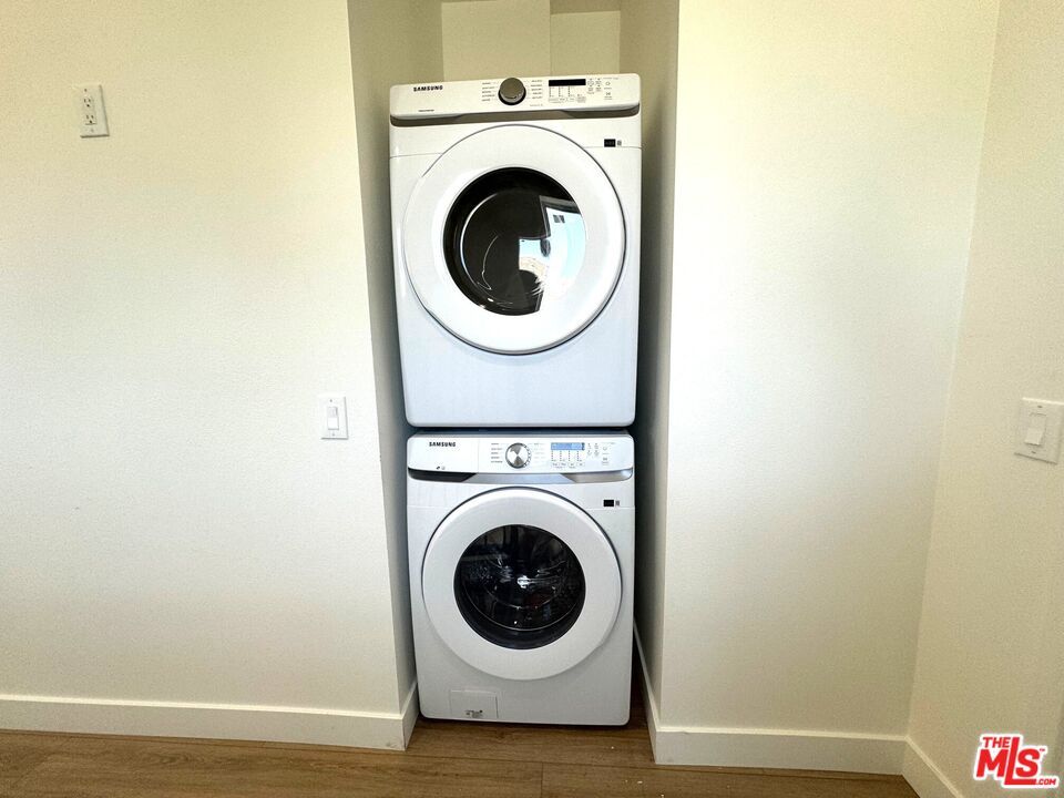 Interior, Utility Closets, Washer, Wood Texture Flooring