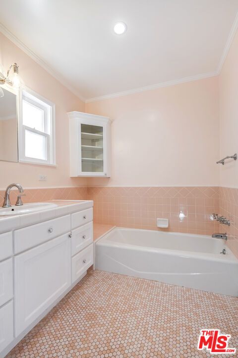 Bathroom, Interior, Recessed Lighting, Tile Countertops