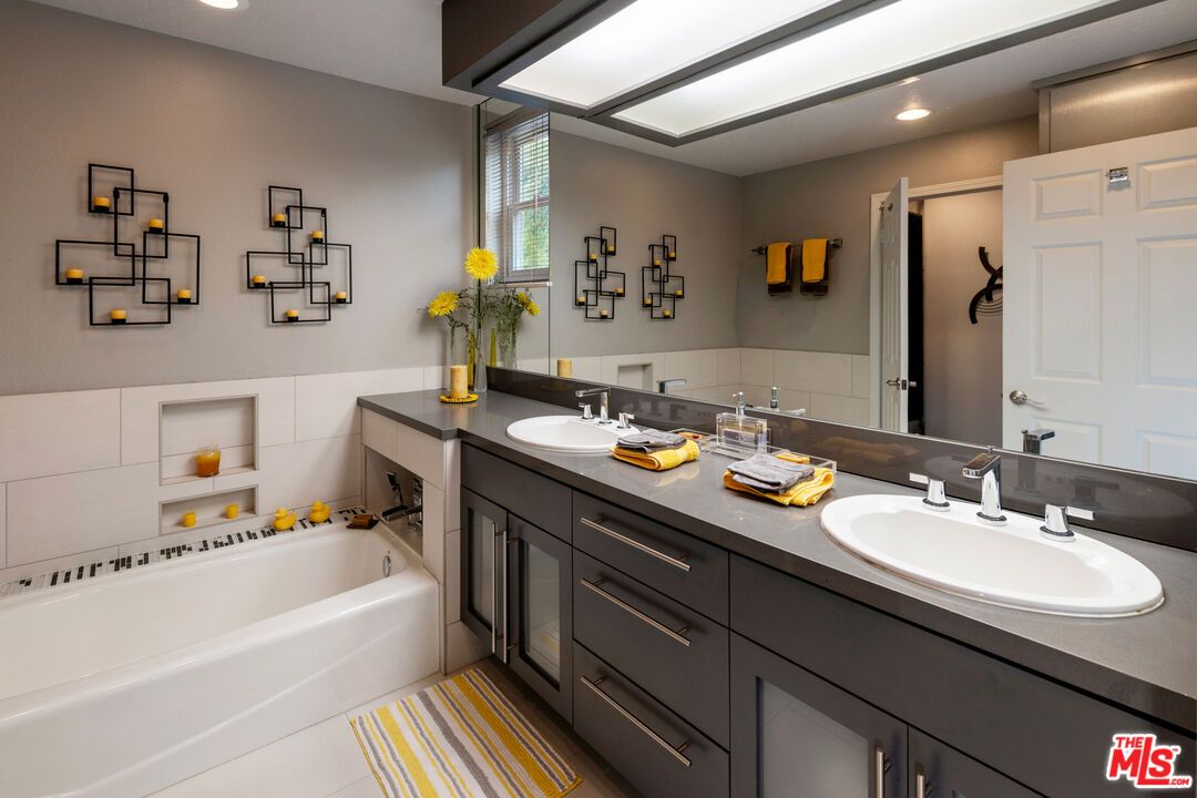 Bathroom, Dual Sink Vanities, Interior, Recessed Lighting