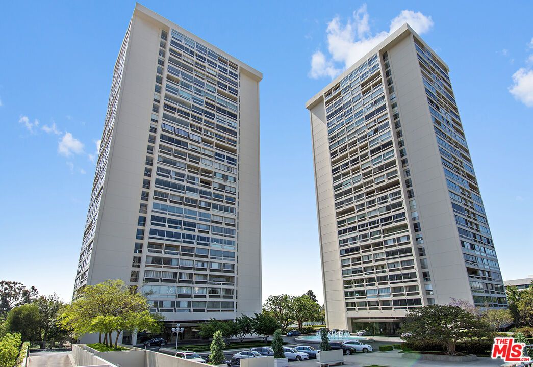 Exterior, Facade, Condo Building