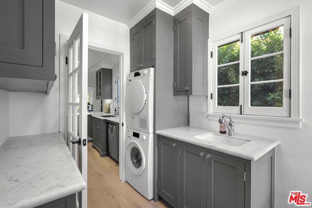 Interior, Washer, Wood Texture Flooring