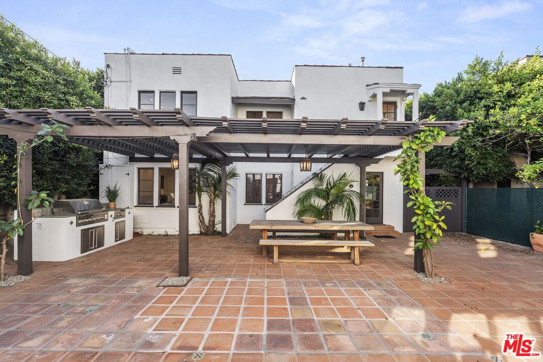 Exterior, Outdoor Kitchen