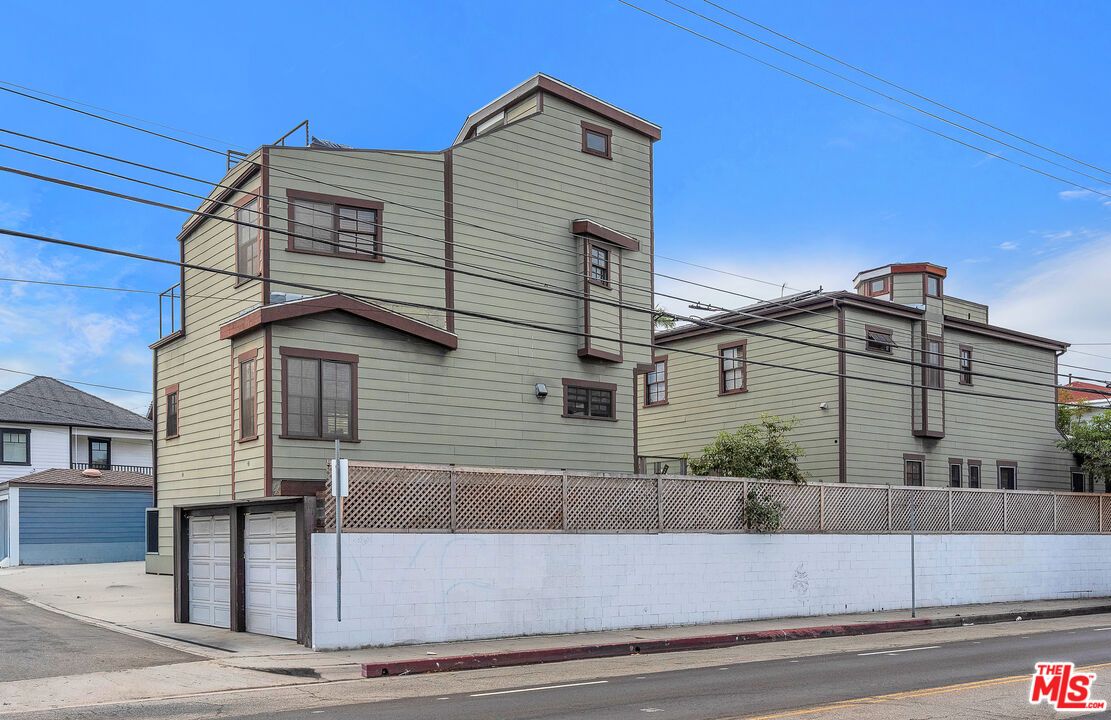 Exterior, Facade, Rowhouse