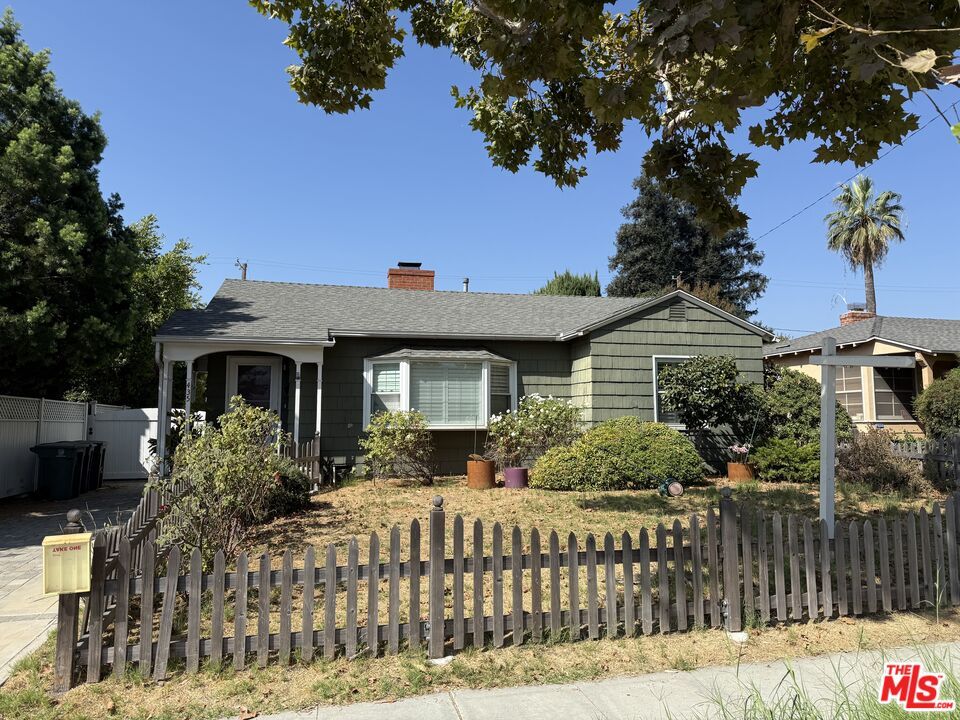 Backyard, Exterior, Facade, Ranch