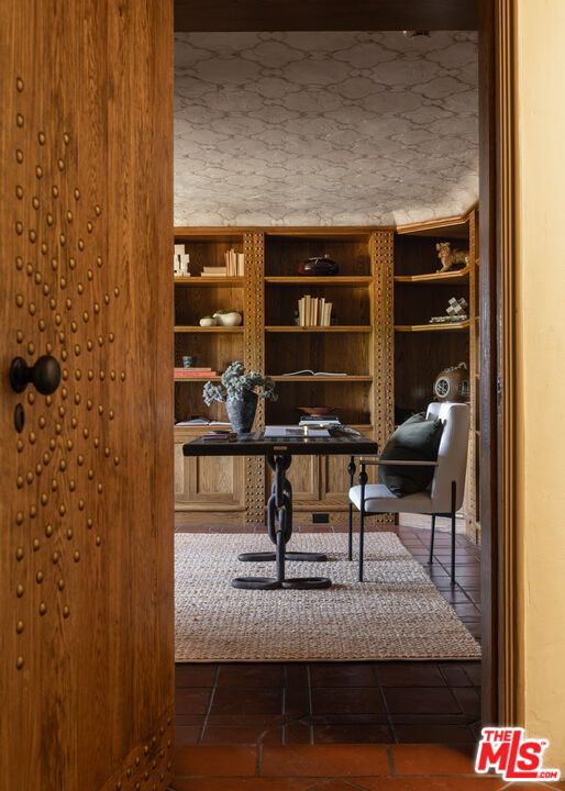 Home Office, Interior