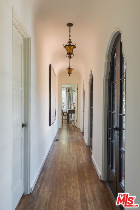 Interior, Pendant Lights, Wood Texture Flooring