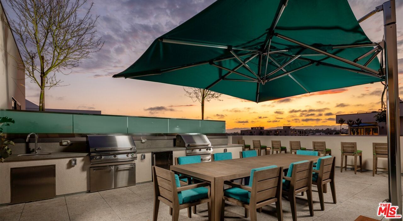 Exterior, Outdoor Kitchen