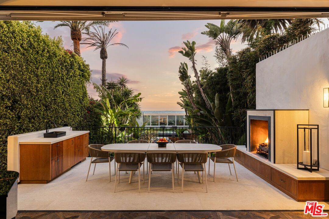 Dining room, Exterior, Fireplace, Water