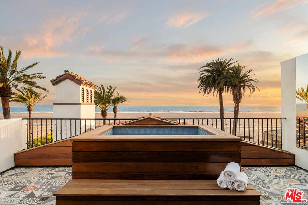 Exterior, Pool, Water