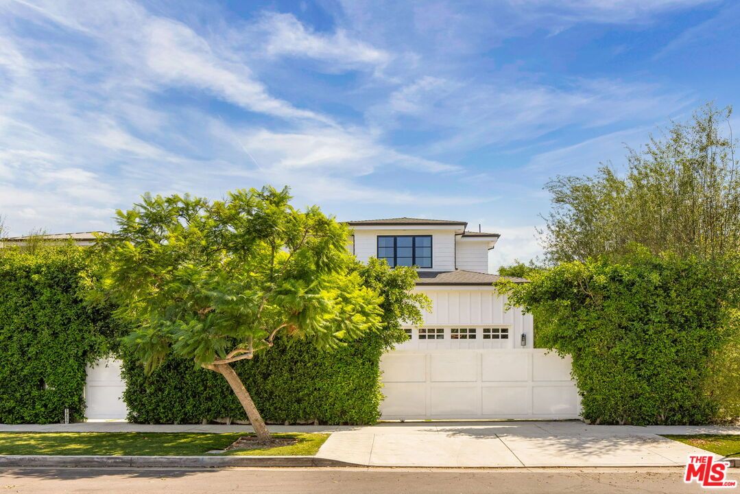 Attached, Exterior, Facade, Modern