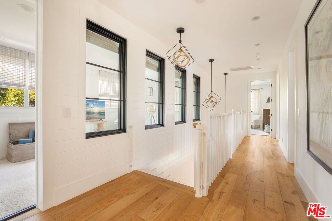 Interior, Pendant Lights, Wood Texture Flooring
