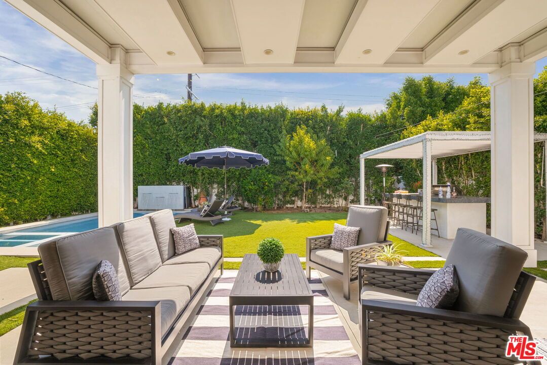 Backyard, Exterior, Outdoor Kitchen