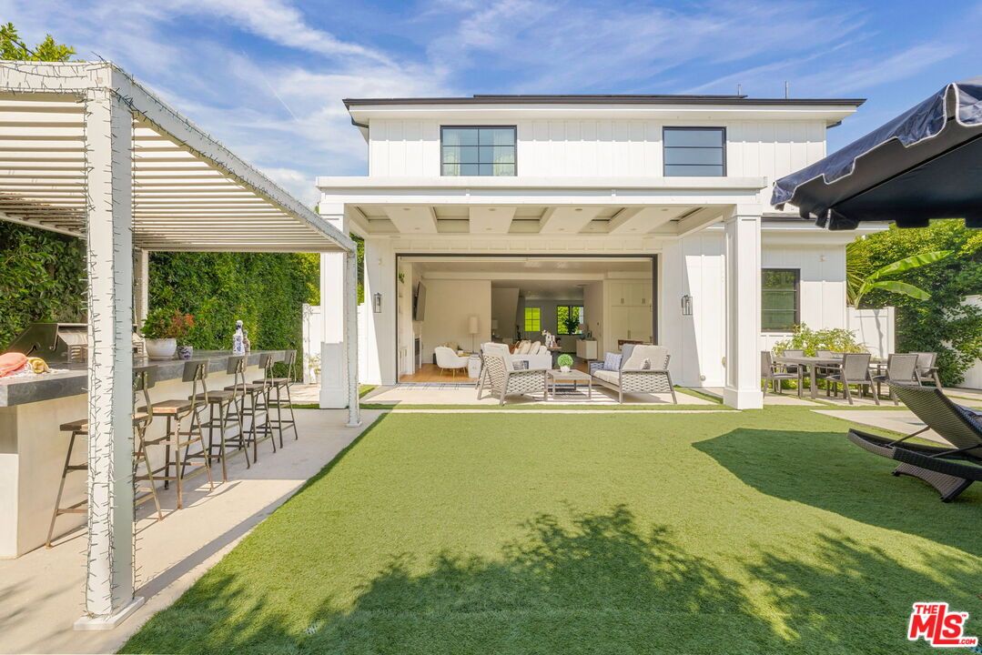 Backyard, Exterior, Outdoor Kitchen
