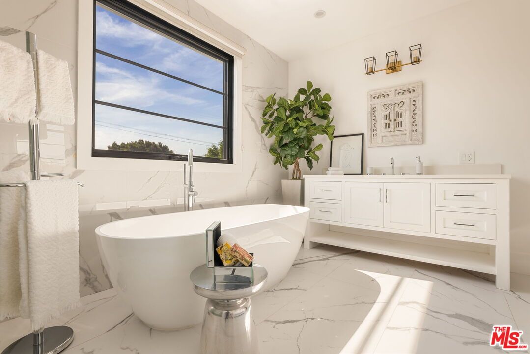 Bathroom, Free Standing Baths, Interior, Marble, Marble Walls