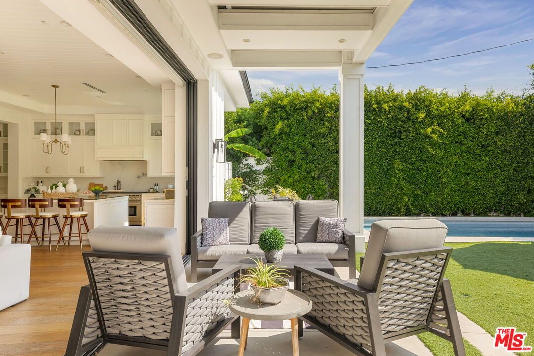 Exterior, Kitchen, Outdoor Kitchen