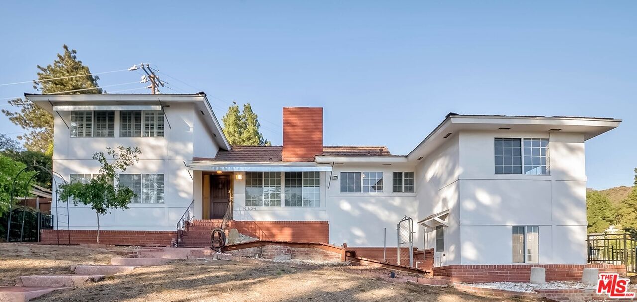 Exterior, Facade, Modern