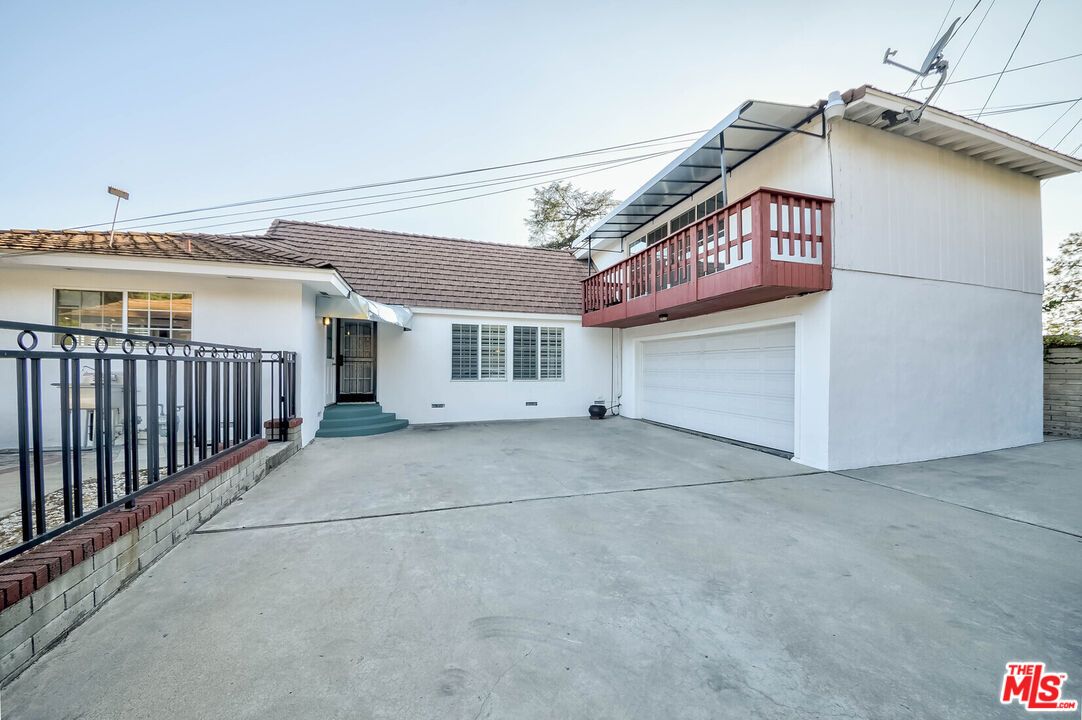 Attached, Exterior, Facade, None