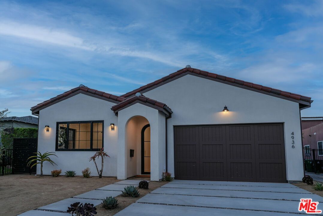 Attached, Exterior, Facade, Spanish Mediterranean