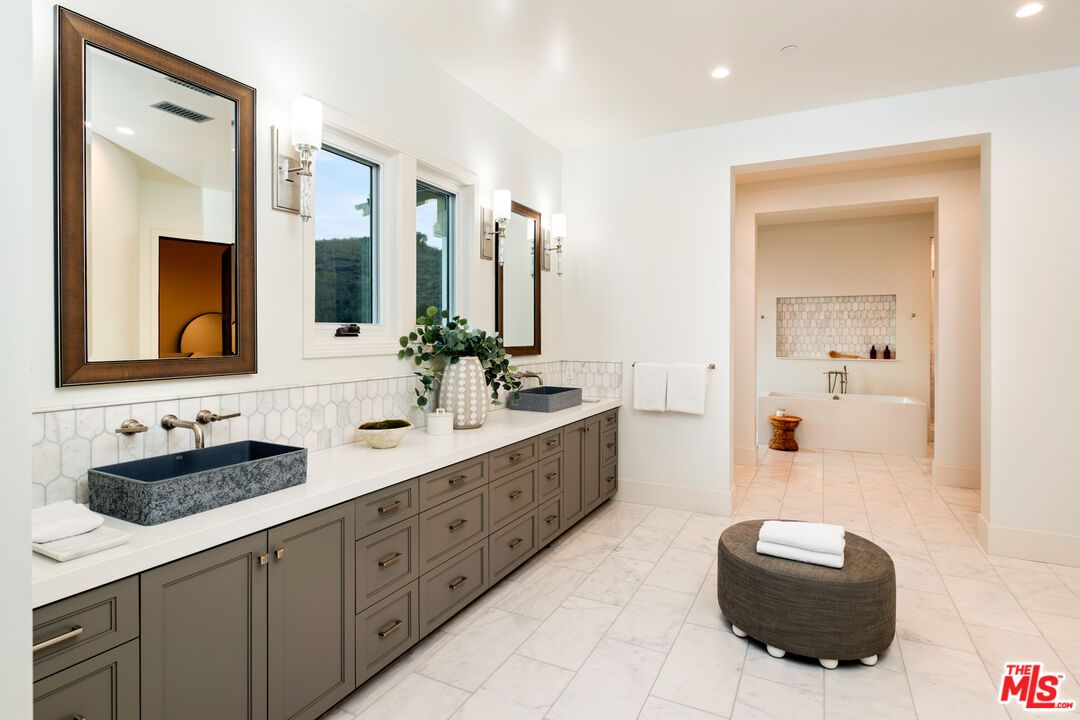 Bathroom, Dual Sink Vanities, Interior, Recessed Lighting