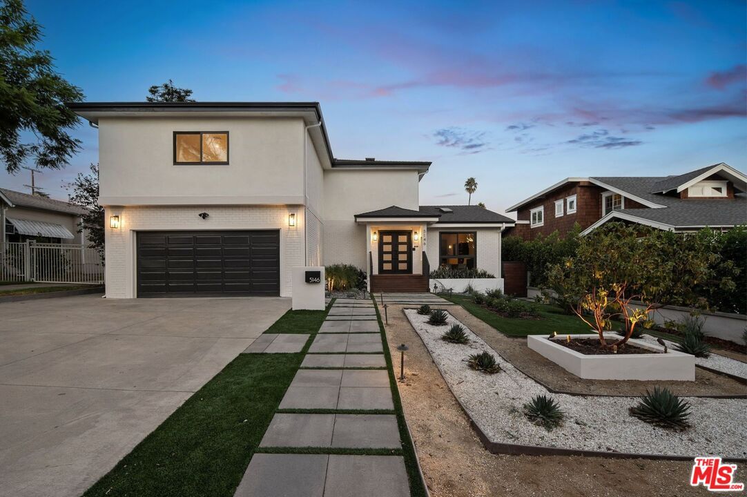 Attached, Exterior, Facade, Mediterranean